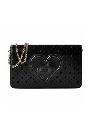 Zwarte leren clutch met geperforeerde hartpatronen, centraal geperst hartlogo met de tekst "LOVE MOSCHINO" en een gouden kettingband.