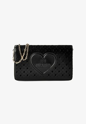 Zwarte leren clutch met geperforeerde hartpatronen, centraal geperst hartlogo met de tekst "LOVE MOSCHINO" en een gouden kettingband.