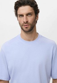 Světle levandulové bavlněné tričko s kulatým výstřihem a krátkými rukávy, se hladkým povrchem a jednoduchým designem. Bez vzorů nebo ozdob.