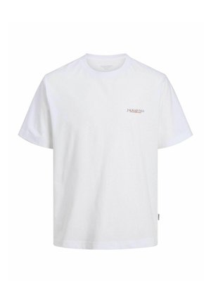 Camiseta de algodón blanca con mangas cortas y cuello redondo. Presenta un pequeño logotipo de "JACK & JONES" en rojo en el lado izquierdo del pecho. Corte clásico.