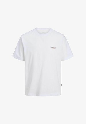 Camiseta de algodón blanca con mangas cortas y cuello redondo. Presenta un pequeño logotipo de "JACK & JONES" en rojo en el lado izquierdo del pecho. Corte clásico.