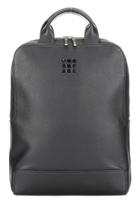 Zaino in pelle nera con finitura texturizzata, doppi manici, chiusura con zip argentata e logo del marchio impresso sulla parte anteriore.