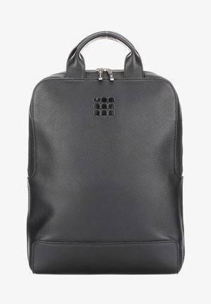 Zaino in pelle nera con finitura texturizzata, doppi manici, chiusura con zip argentata e logo del marchio impresso sulla parte anteriore.