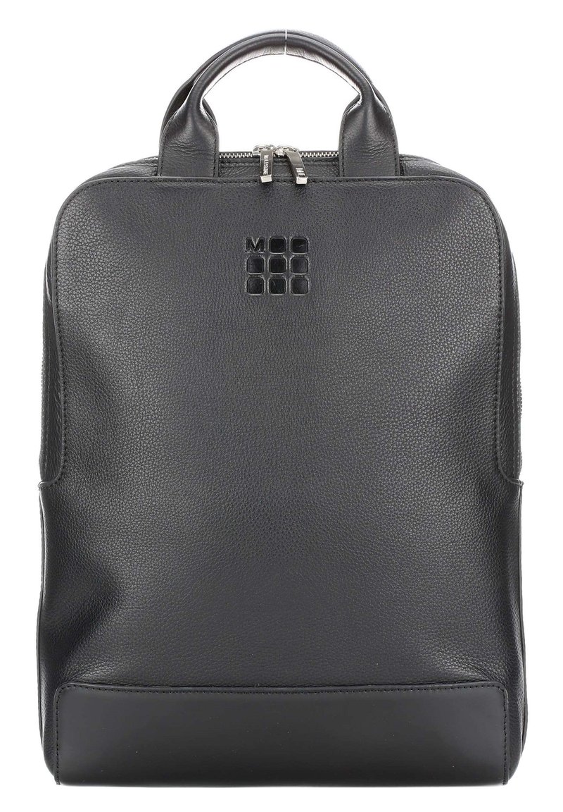 Zaino in pelle nera con finitura texturizzata, doppi manici, chiusura con zip argentata e logo del marchio impresso sulla parte anteriore.