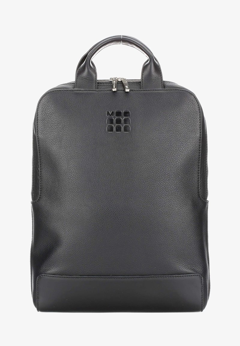 Zaino in pelle nera con finitura texturizzata, doppi manici, chiusura con zip argentata e logo del marchio impresso sulla parte anteriore.