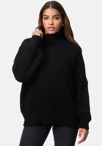 Schwarzer gestrickter Rollkragenpullover mit lockerer Passform, ausgestattet mit gerippten Bündchen und Saum, strukturiertem Muster und verlängerten Ärmeln.