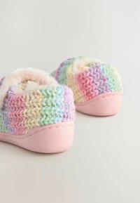Chaussons tricotés avec un design pastel coloré. Doublure douce et moelleuse et semelle en caoutchouc rose pour un confort et une chaleur agréables.