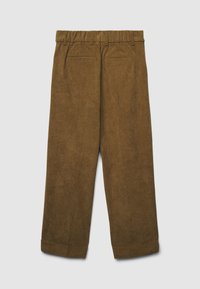 Pantaloni in velluto a coste marroni con una vestibilità comoda, caratterizzati da una vita alta, due tasche posteriori e risvolti sulle estremità. Superficie texturizzata e rigata.