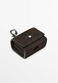Brun ruskindspose med sølvhardware. Har en snaplukning, afrundede hjørner og en sideåbning. Dimensionerne er kompakte og rektangulære.