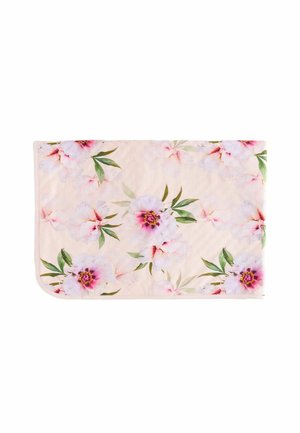 Couverture à motif floral présentant de grandes pivoine roses sur un fond beige doux, avec une texture lisse et des bords arrondis.