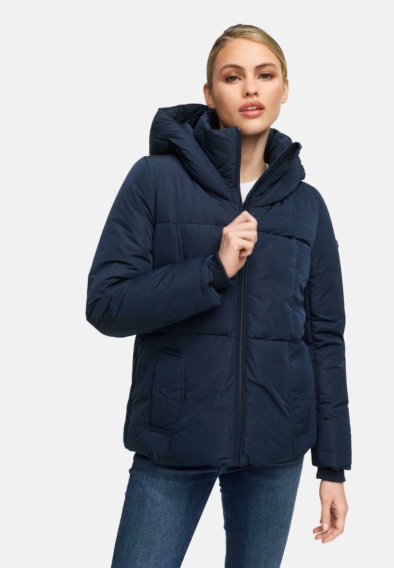 Navy geïsoleerde pufferjack met een ritssluiting aan de voorkant, grote capuchon, gequilt patroon en twee voortassen; heeft ribgebreide manchetten en een aansluitend ontwerp.