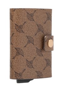 Bruine portemonnee met een gestructureerd patroon van gestileerde bloemen, voorzien van een gouden drukknoopsluiting en afgeronde hoeken. Compact en rechthoekig ontwerp.