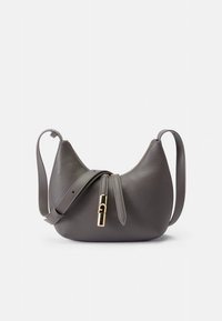 Siva usnjena torbica z ukrivljeno silhueto, nastavljivim trakom in zlato obarvanimi kovinskimi detajli na zapiralnem zadrgui. Gladek tekstura.