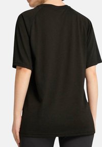 Camiseta negra de manga corta con cuello redondo y mangas raglán, fabricada en una suave mezcla de algodón con un corte relajado.