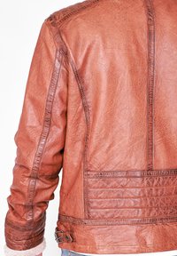 Bruine leren jas met een gestructureerde afwerking, verticale stiksels en een licht getailleerd ontwerp. Inclusief een gespsluiting in de taille.