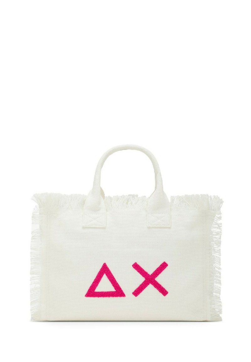 Borsa tote in tela bianca con bordi sfrangiati, decorata con forme geometriche ricamate in rosa: un triangolo e una "X". Due manici corti.