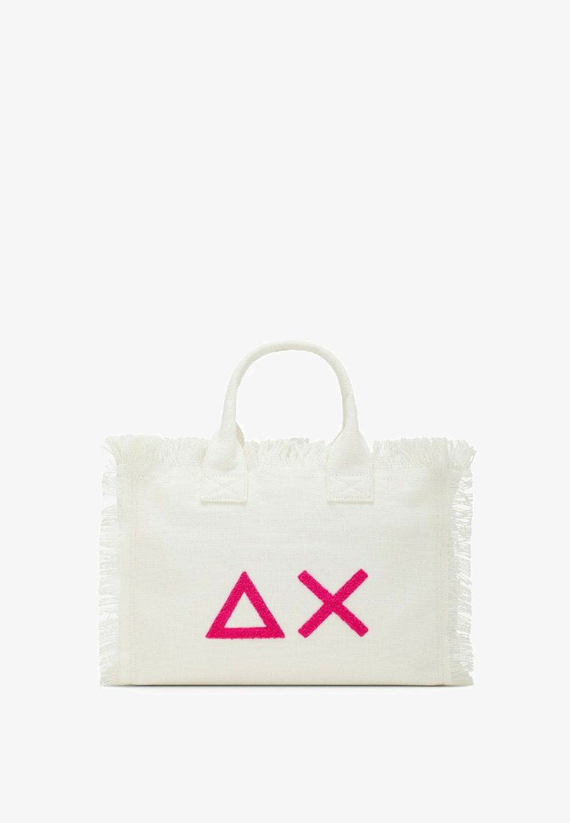 Borsa tote in tela bianca con bordi sfrangiati, decorata con forme geometriche ricamate in rosa: un triangolo e una "X". Due manici corti.