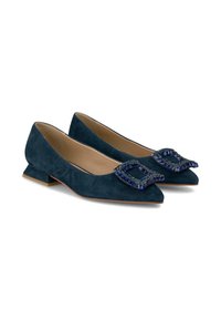 Ballerine blu in pelle scamosciata con tacco basso, caratterizzate da una fibbia quadrata decorativa con dettagli blu e viola sul davanti.