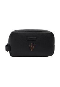 Zwart leren toilettas met een textuurafwerking, voorzien van een bronzen drietandlogo en een ritssluiting aan de bovenkant. Compact rechthoekig model.