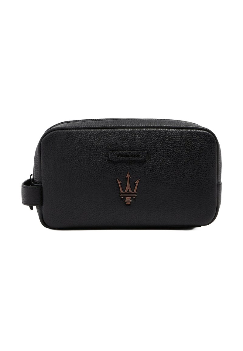Zwart leren toilettas met een textuurafwerking, voorzien van een bronzen drietandlogo en een ritssluiting aan de bovenkant. Compact rechthoekig model.