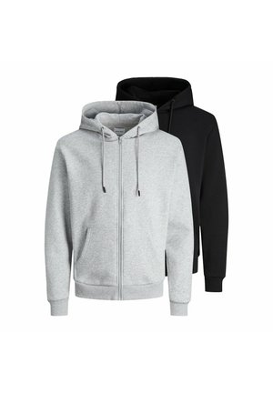 Zwei schlichte Kapuzenpullover mit Fronttaschen, einer hellgrau mit Reißverschluss, der andere einfarbig schwarz ohne sichtbaren Reißverschluss.