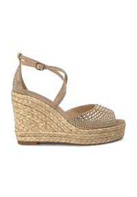 Sandales à talons compensés beiges avec un design espadrille, comportant une plateforme en paille tressée, des strass décoratifs et une sangle à la cheville ajustable.