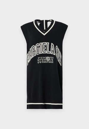 Schwarzer gestrickter ärmelloser Pullover mit V-Ausschnitt, der weiße Schriftzüge "MARGIELA SIX" und ein nummeriertes Design am Saum aufweist.