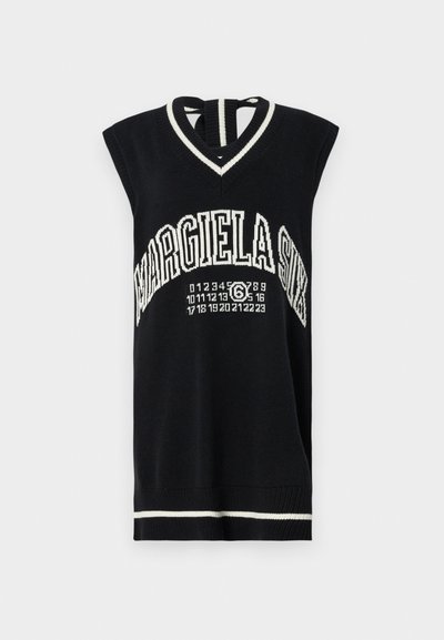 Pulôver preto de malha sem mangas com decote em V, apresentando letras brancas "MARGIELA SIX" e um design numerado na bainha.