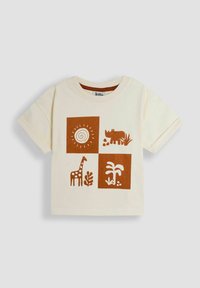 Cremefarvet bomulds T-shirt med brune bloktrykte motiver af en sol, giraf, næsehorn og en bladrig plante i fire kvadranter.