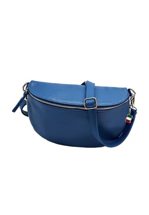 Sac bandoulière en cuir bleu de forme arrondie, avec une fermeture éclair en argent et une sangle réglable. Présente un petit accent en forme de drapeau italien. Texture lisse.