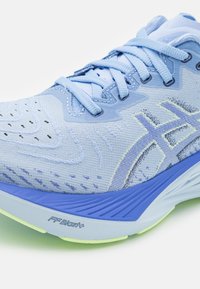 ASICS NOVABLAST 4 - Chaussures de running sur route - light sapphire/sapphire