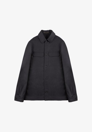 Chaqueta de botón de color azul marino oscuro hecha de tejido grueso, con cuello tipo solapa, dos bolsillos en el pecho y puños abotonados. Diseño minimalista.