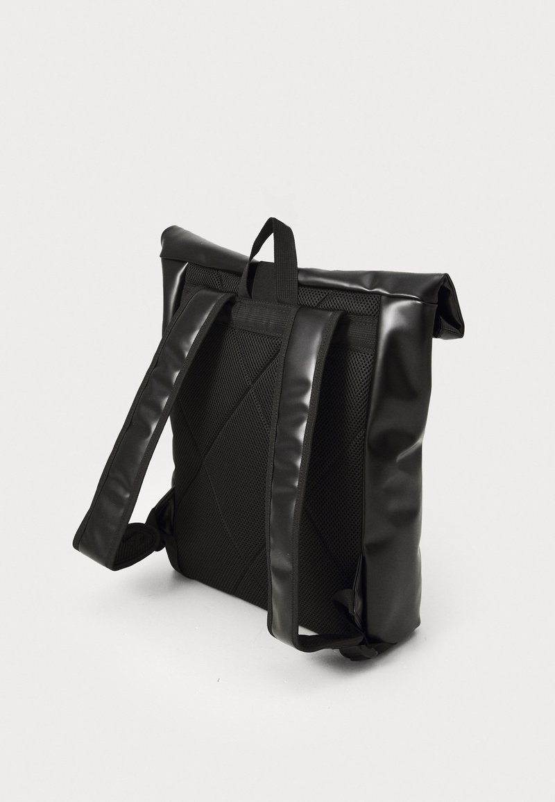 Schwarzer Rolltop-Rucksack mit gepolstertem Mesh-Rücken und verstellbaren Trägern. Hergestellt aus wasserdichtem Material und mit einem schlanken, minimalistischen Design.