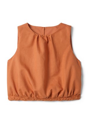 Top corto sin mangas en naranja quemado con escote redondo, fruncidos debajo del cuello y ribete trenzado en el dobladillo elástico.