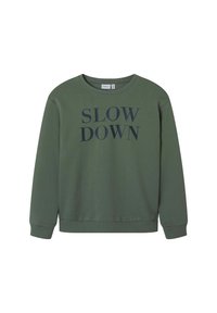 Sudadera de manga larga color verde oliva con puños y dobladillo acanalados, que presenta un gran texto negro "SLOW DOWN" en el pecho.