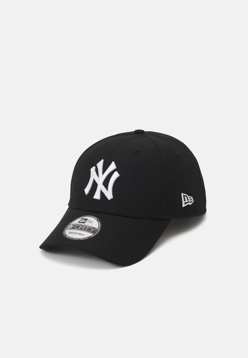 Crna kapa s bijelim izvezenim logotipom New York Yankees. Ima zakrivljeni vizir i plastičnu podesivu traku na stražnjoj strani.