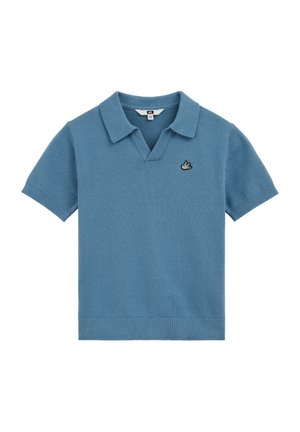 Polo de punto azul de manga corta con puños y dobladillo acanalados, con cuello y un pequeño emblema de pájaro en el pecho izquierdo.