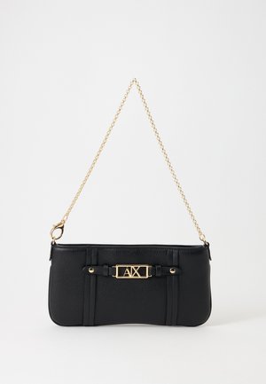Borsa a tracolla in pelle nera con tracolla a catena dorata e dettaglio del logo AX dorato sul davanti.