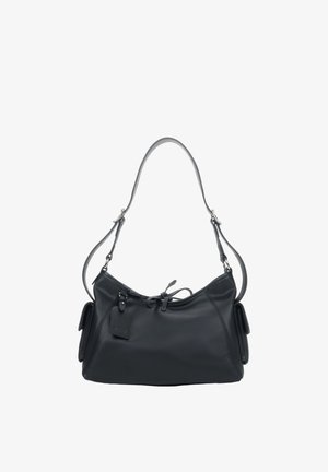 Crna kožna torba preko ramena s podesivim remenom, bočnim džepovima i zatvaranjem na vrhu s vezicom.