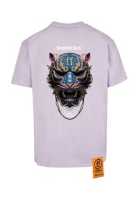Lavendel bomull t-skjorte med et detaljert grafikk av en blå og gull tiger maske på baksiden, med et oransje stoffmerke i kanten.