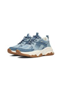 Sneakers in denim con un design a strati in tonalità di blu chiaro, con una soletta bianca e una suola in gomma marrone texturizzata.