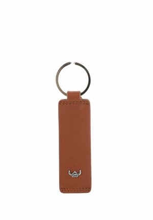 Brauner rechteckiger Leder-Schlüsselanhänger mit sichtbaren Nähten und kleinem silbernem Emblem, befestigt an einem runden Metall-Schlüsselring vor weißem Hintergrund.