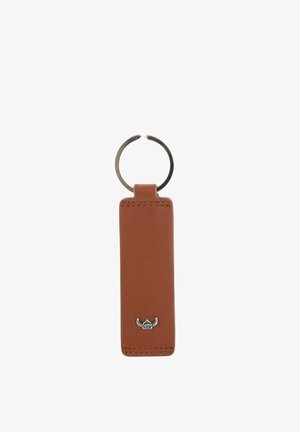Porte-clés rectangulaire en cuir marron avec couture visible et petit emblème argenté fixé à un anneau métallique rond sur fond blanc.