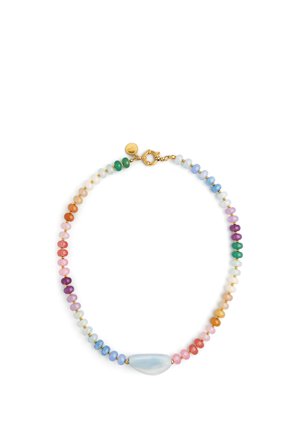 Collar de cuentas con cuentas redondas multicolores, una cuenta ovalada azul lisa central, y un cierre dorado y pequeñas cuentas espaciadoras doradas.