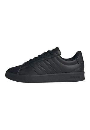 Sort lav Adidas sneaker med snørelukning, tre sidestriber og flad sål.