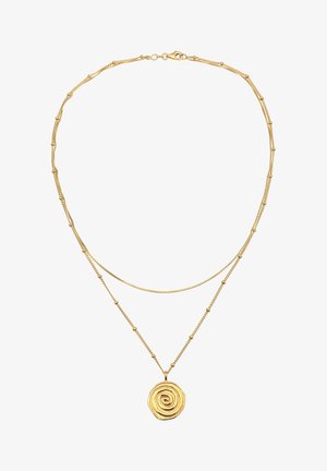 Halskæde i gylden farvetone med to lagkæder og et spiralvedhæng med et struktureret design. Lukkes med karabinlukning.
