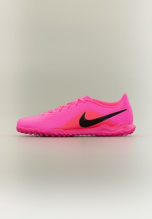 Chaussure de sport Nike rose vif avec logo swoosh noir et semelle texturée conçue pour les sports de plein air.