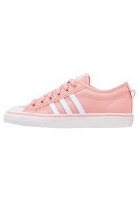 Sneaker in tela rosa a basse, con suola in gomma bianca e tre strisce bianche laterali, dotata di lacci e di un linguetta sul tallone.