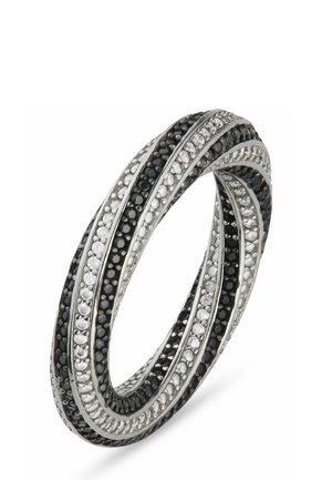 Silberner gedrehter Ring mit abwechselnden Reihen kleiner schwarzer und weißer Edelsteine, die ein geflochtenes, ineinandergreifendes Design ergeben.
