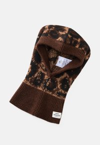 Brun strikket hue med sort og tan leopardprint, med ribbet brem og en etikett som leser "MADS NØRGAARD." Mykt, teksturert stoff.
